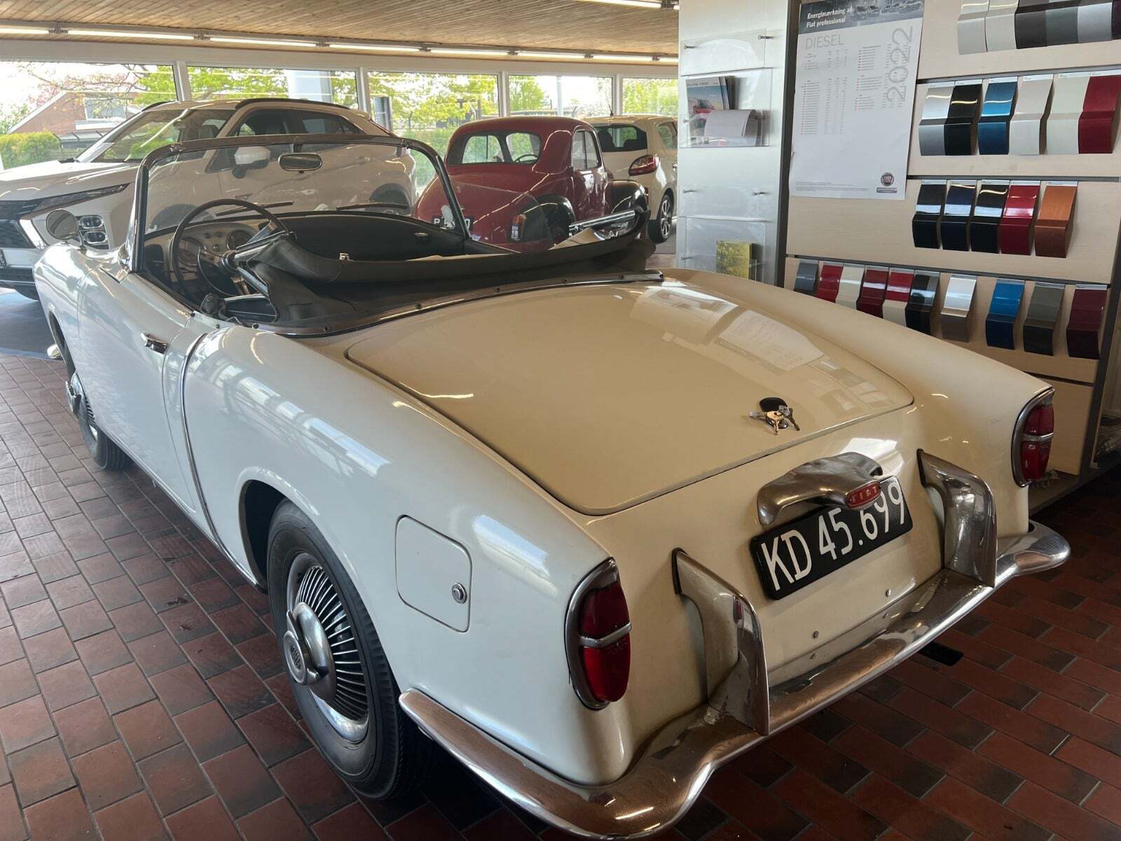 Hvid Fiat 1200 fra 1958 set udefra