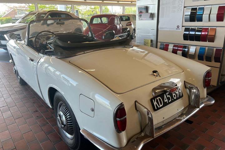 Hvid Fiat 1200 fra 1958 set udefra