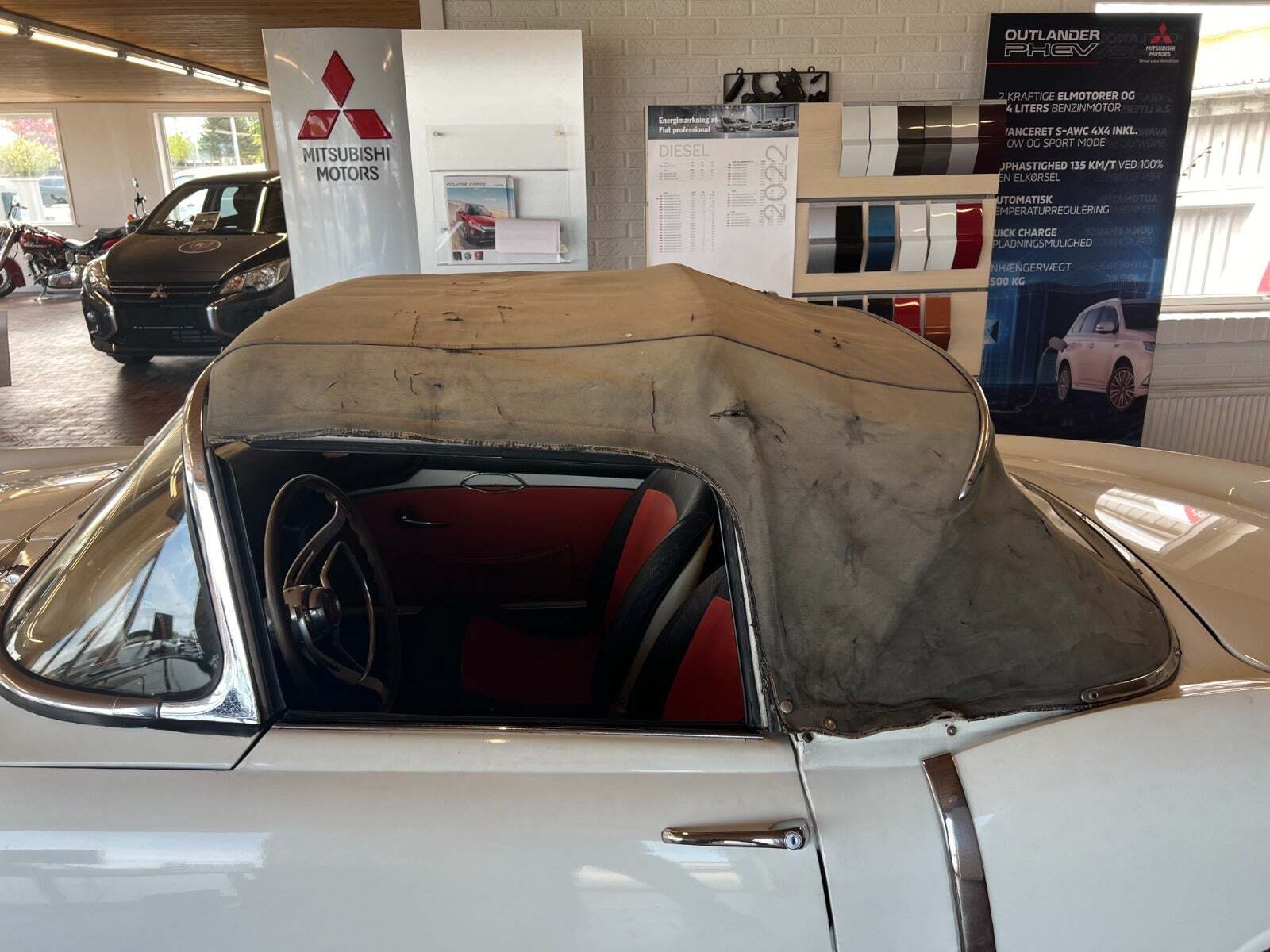 Hvid Fiat 1200 fra 1958 set indefra