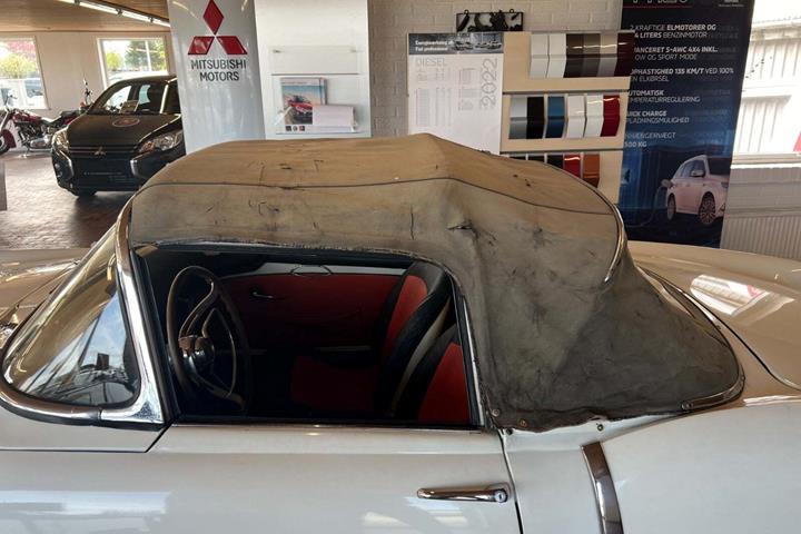Hvid Fiat 1200 fra 1958 set indefra