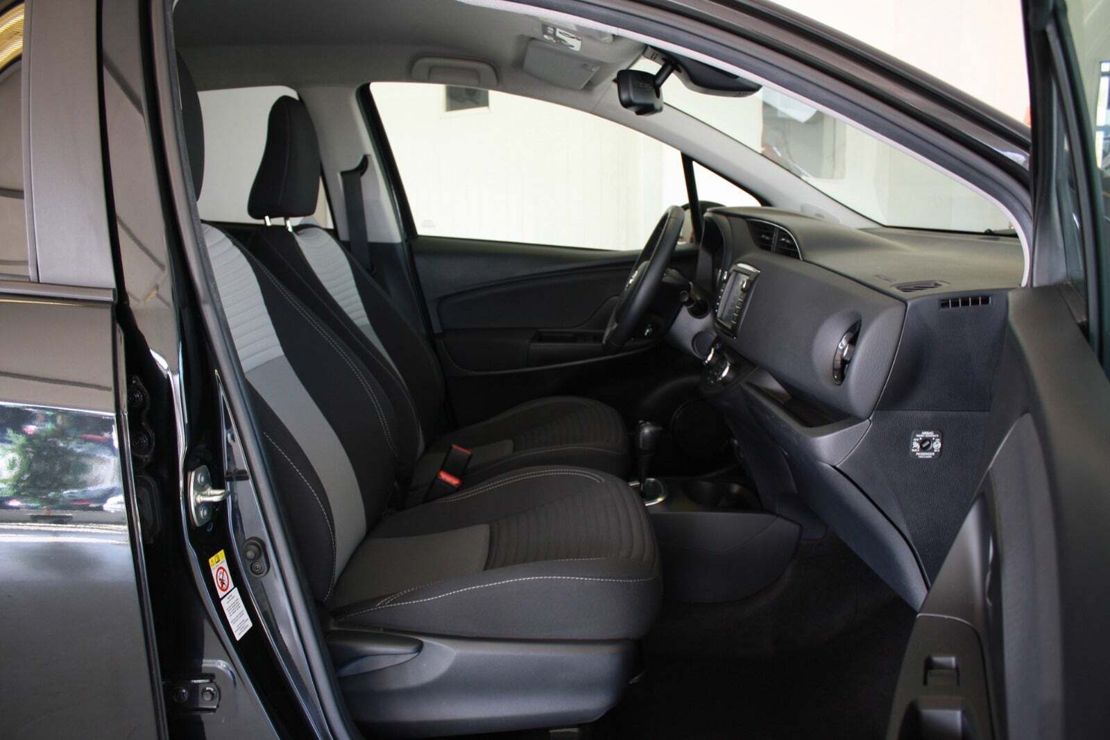 Sort Toyota Yaris fra 2019