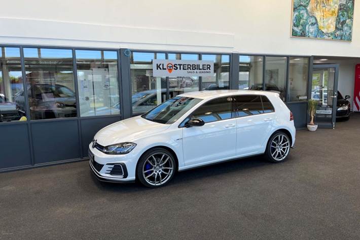 Hvid VW Golf VII fra 2020