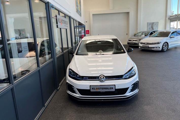 Hvid VW Golf VII fra 2020