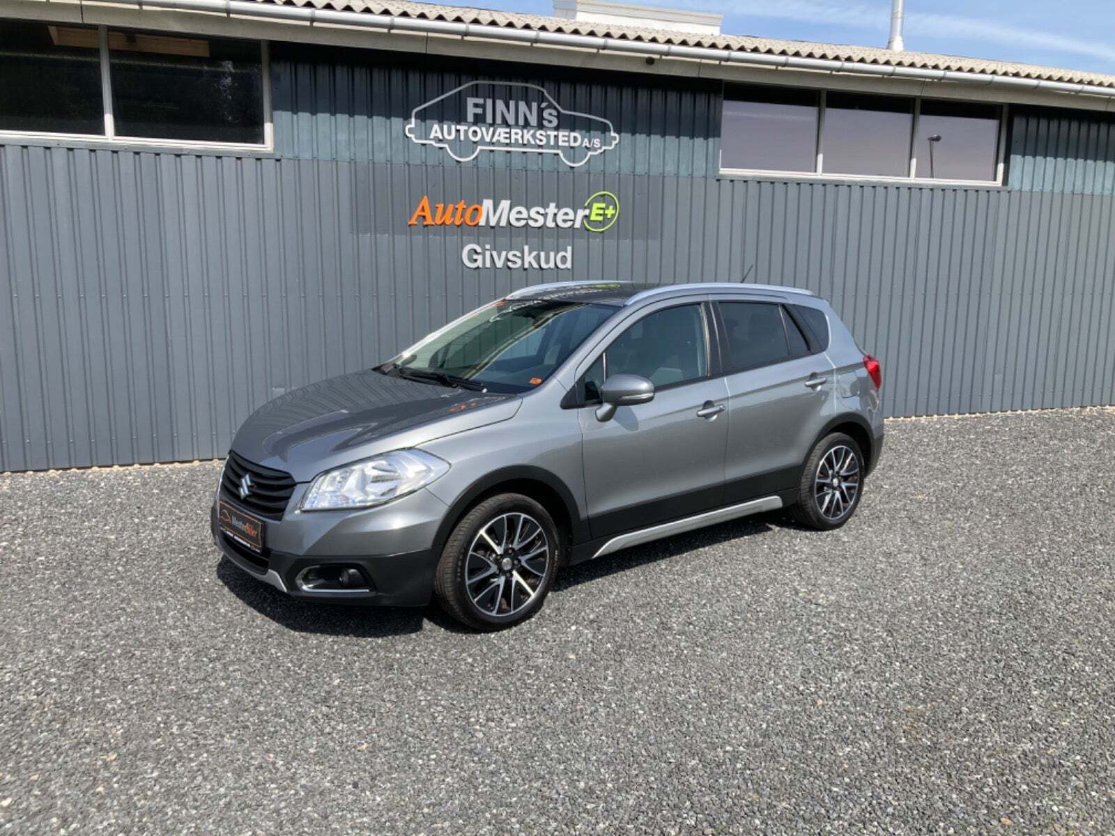 Grå Suzuki S-Cross fra 2014