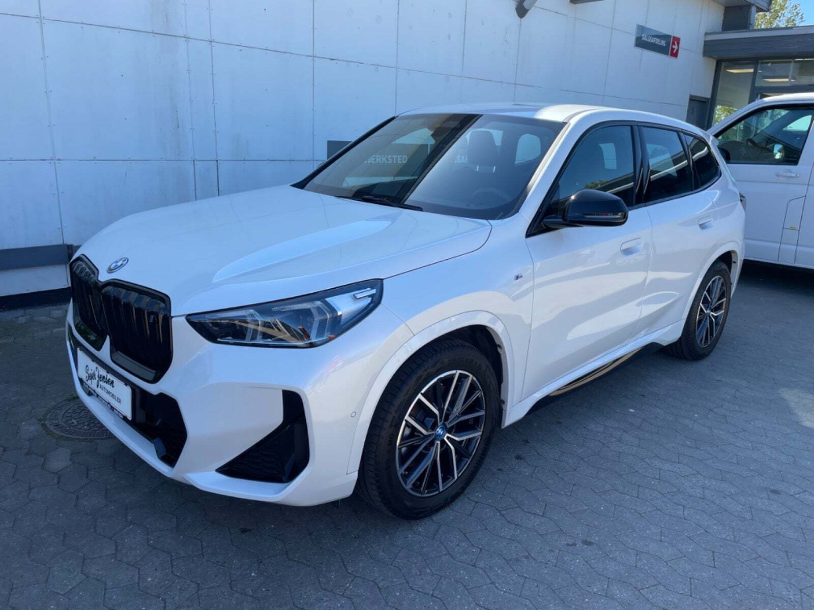 Hvid BMW iX1 fra 2023