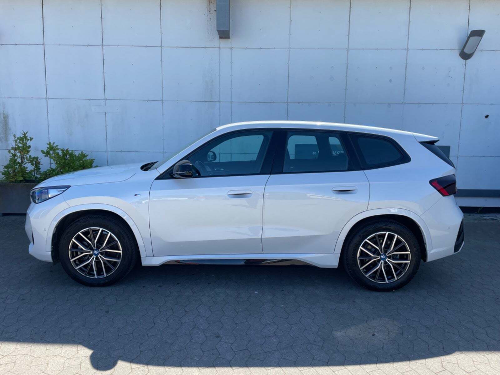 Hvid BMW iX1 fra 2023