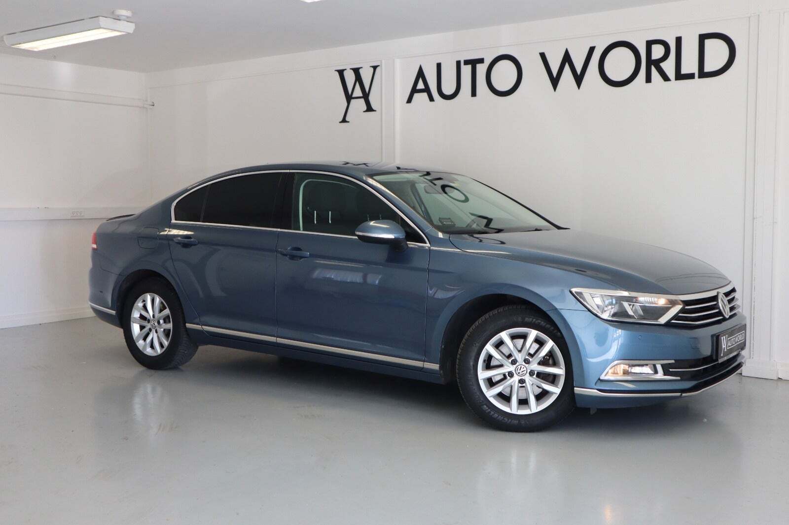 Blå VW Passat fra 2016