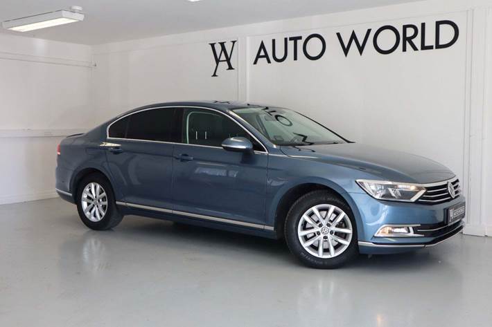 Blå VW Passat fra 2016