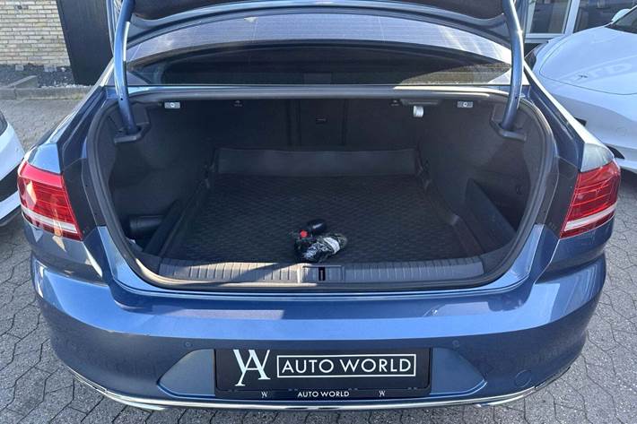 Blå VW Passat fra 2016