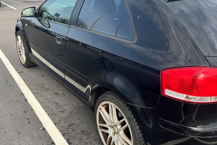 Sort Audi A 6 fra 2004