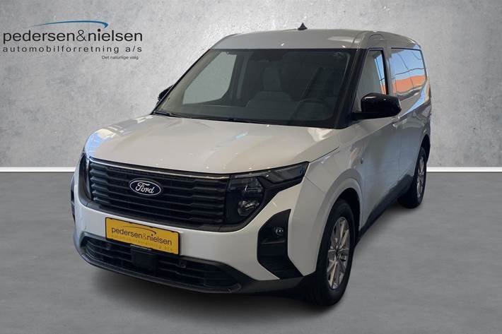 Hvid Ford Transit Courier fra 2024 set udefra