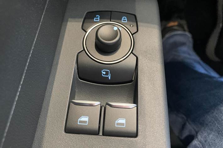 Hvid Ford Transit Courier fra 2024 set indefra