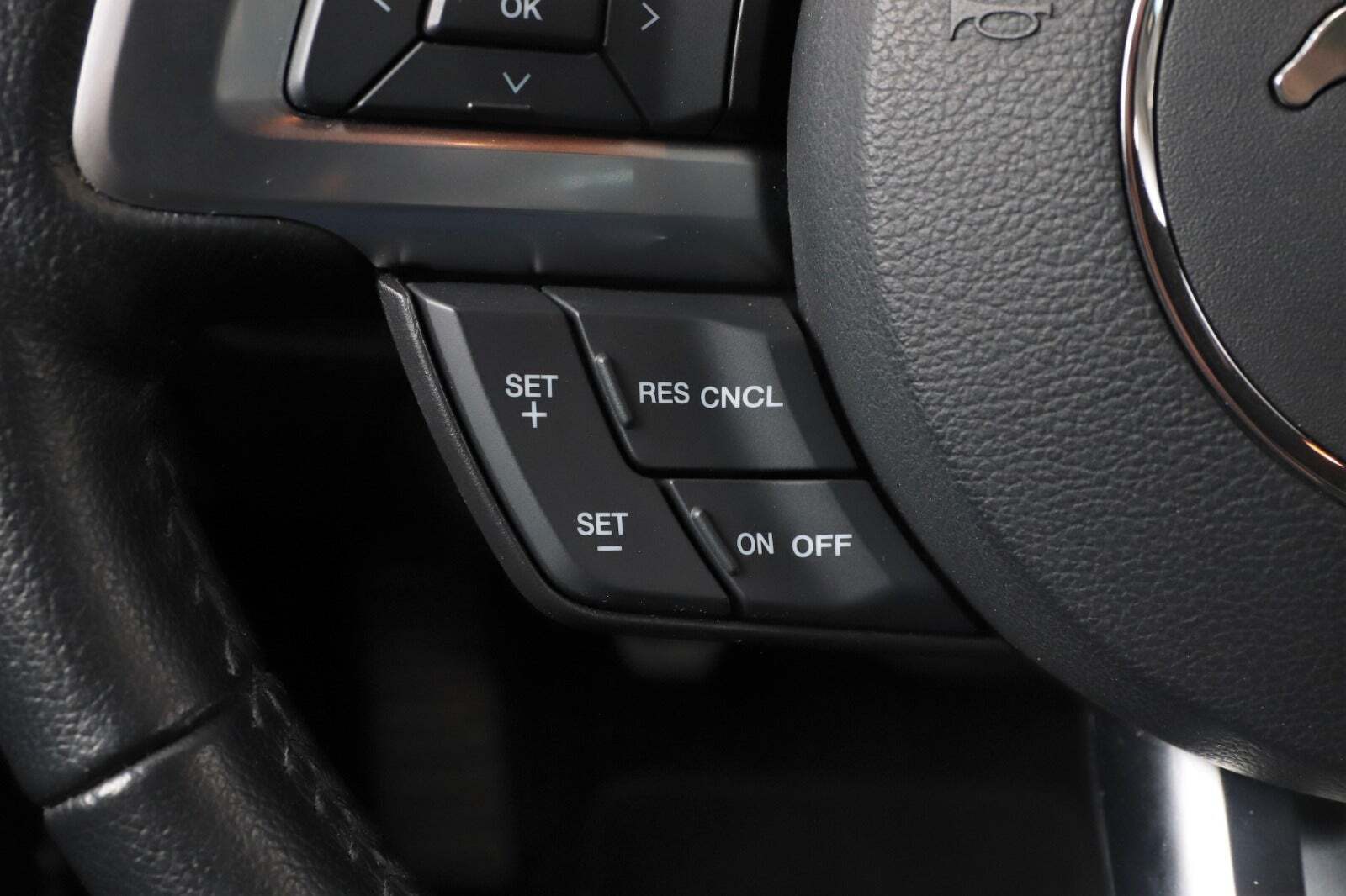 Sort Ford Mustang fra 2015