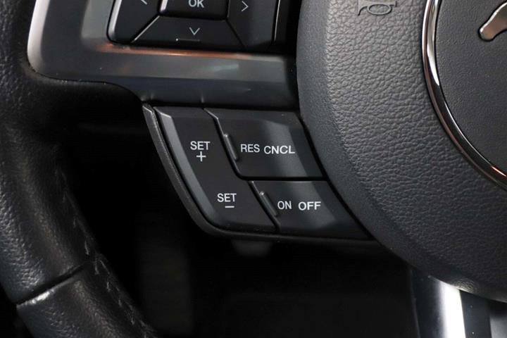 Sort Ford Mustang fra 2015