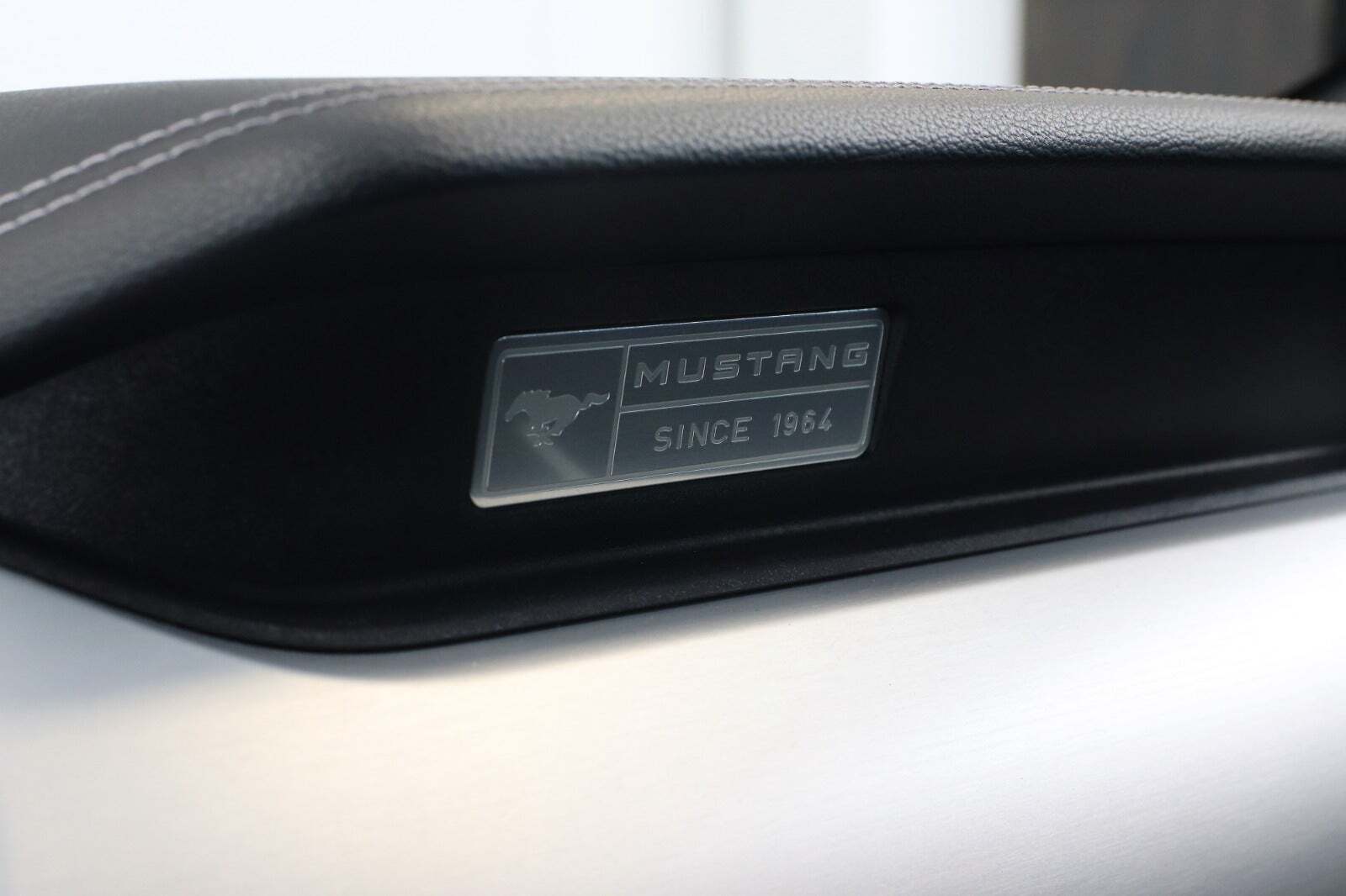 Sort Ford Mustang fra 2015