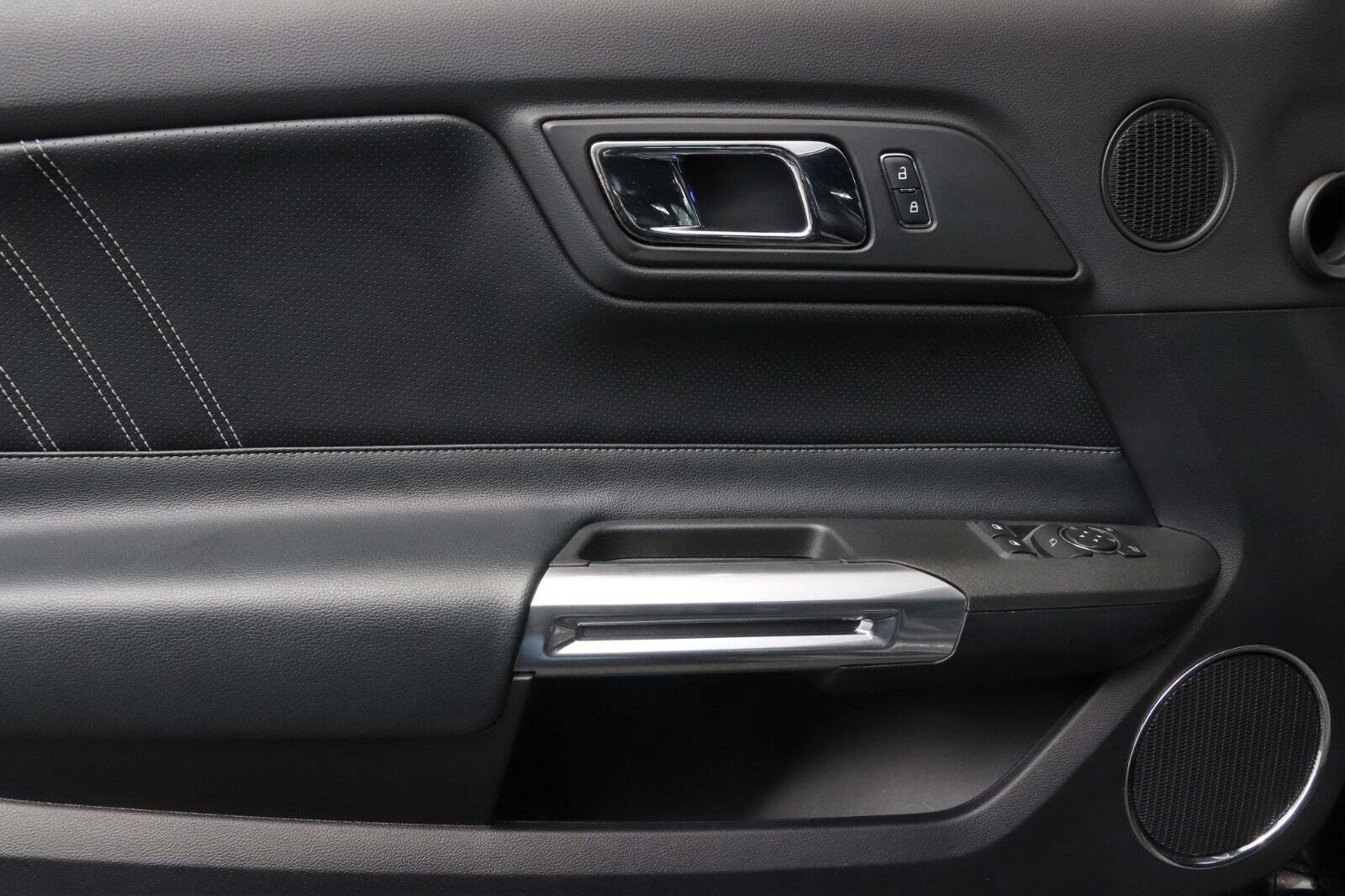 Sort Ford Mustang fra 2015