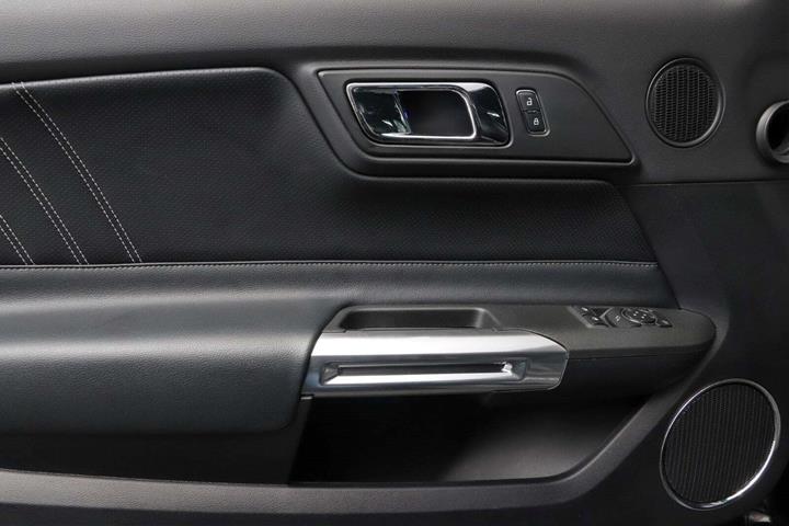 Sort Ford Mustang fra 2015