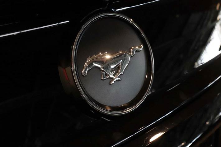 Sort Ford Mustang fra 2015