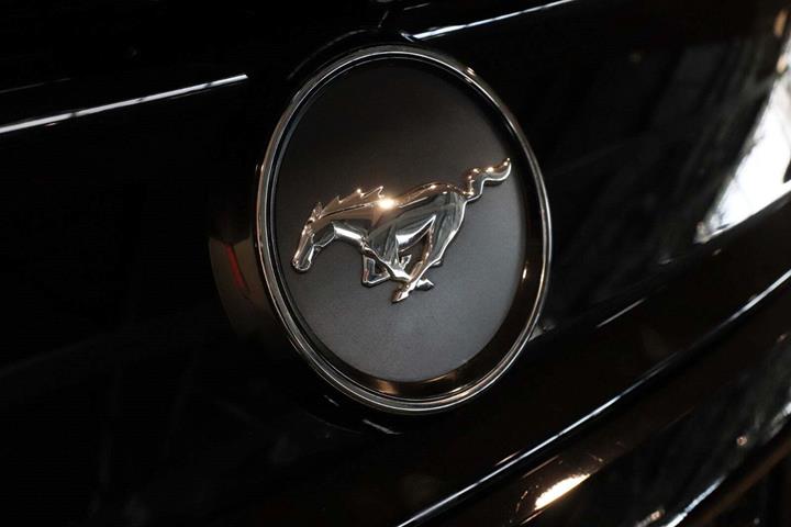 Sort Ford Mustang fra 2015