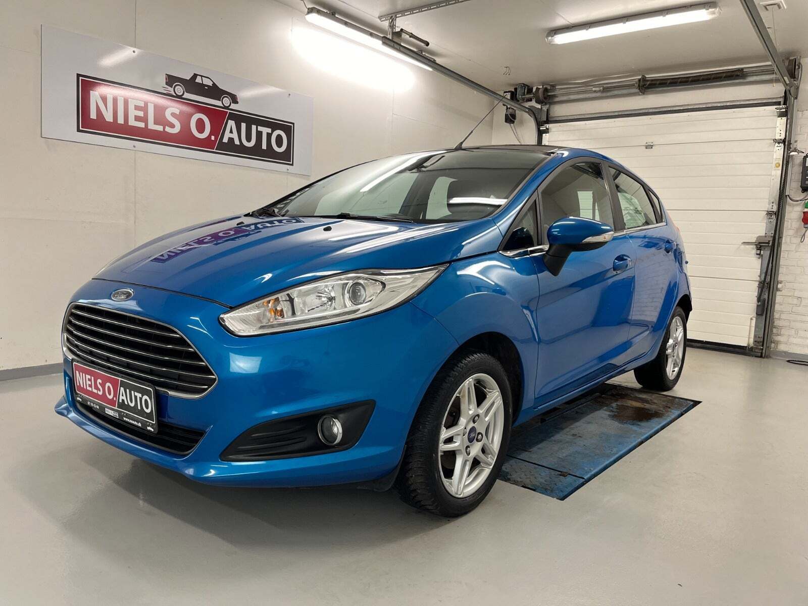 Blå Ford Fiesta fra 2015 set udefra