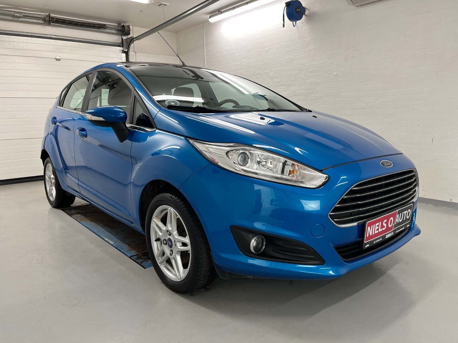 Blå Ford Fiesta fra 2015