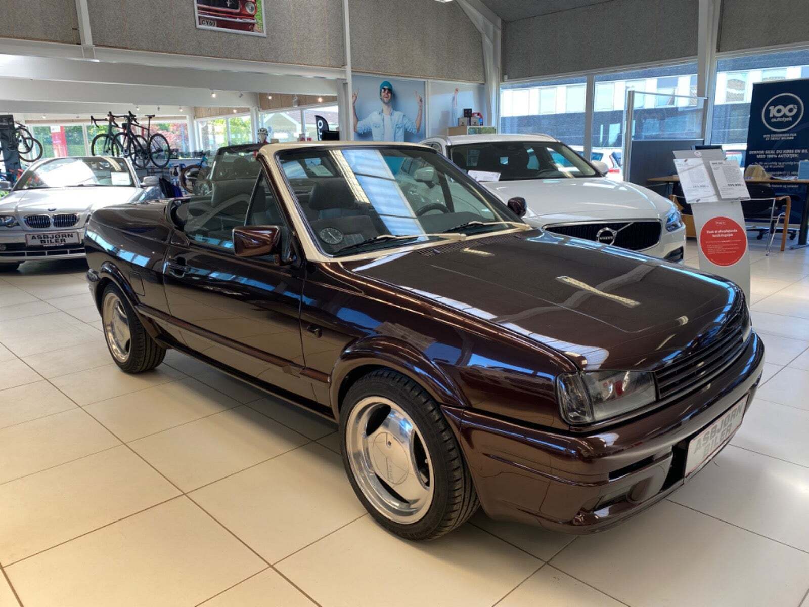 Brun VW Polo fra 1993 set udefra