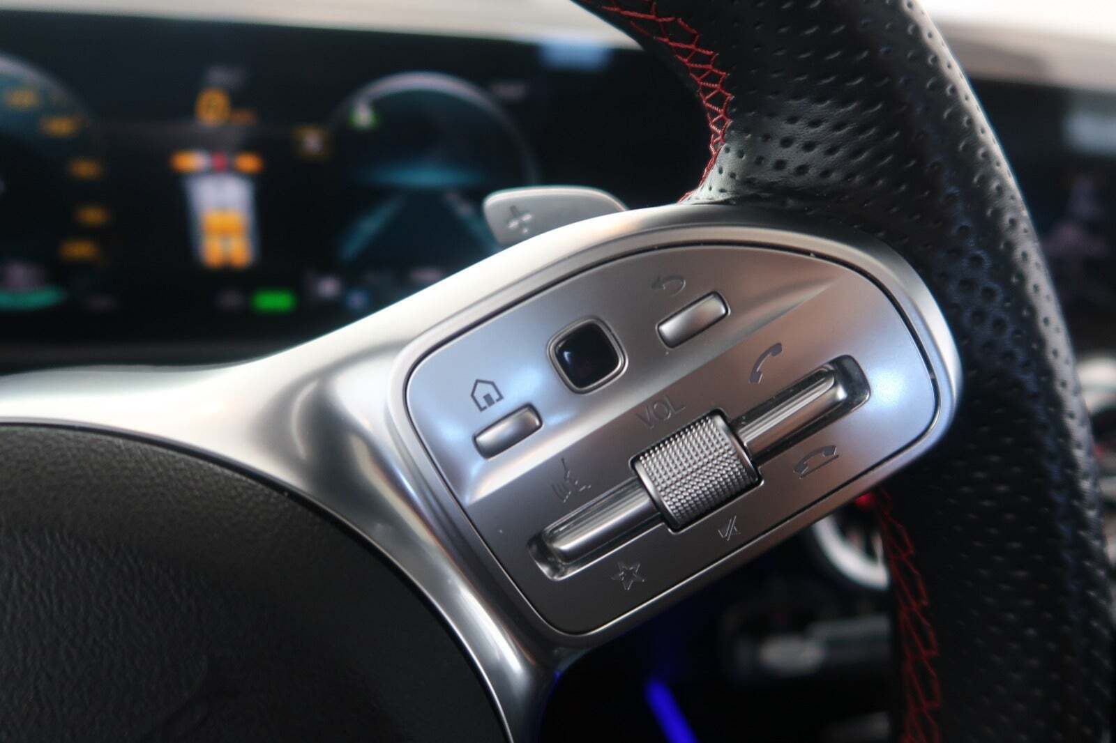 Sort Mercedes EQB300 fra 2022