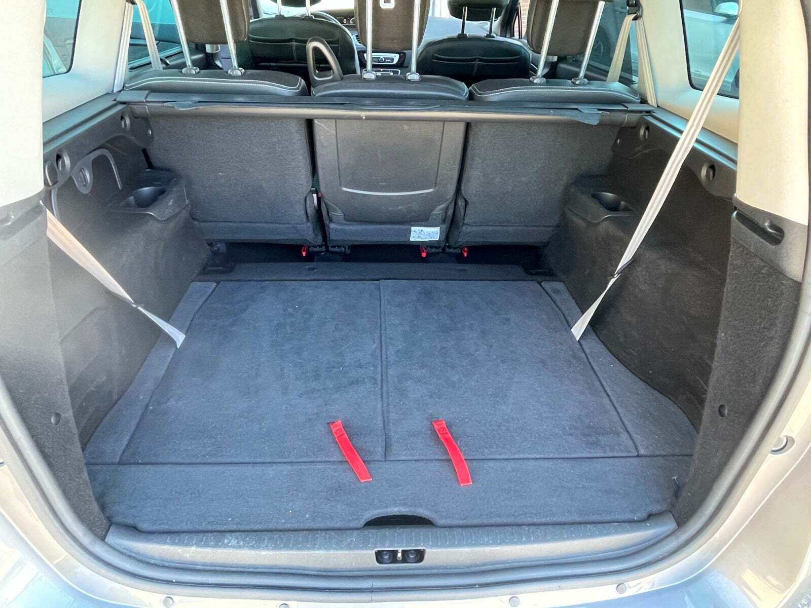 Grå Renault Grand Scenic III fra 2015