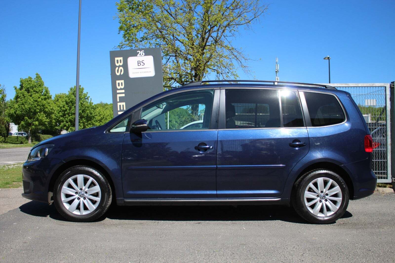 Blå VW Touran fra 2015
