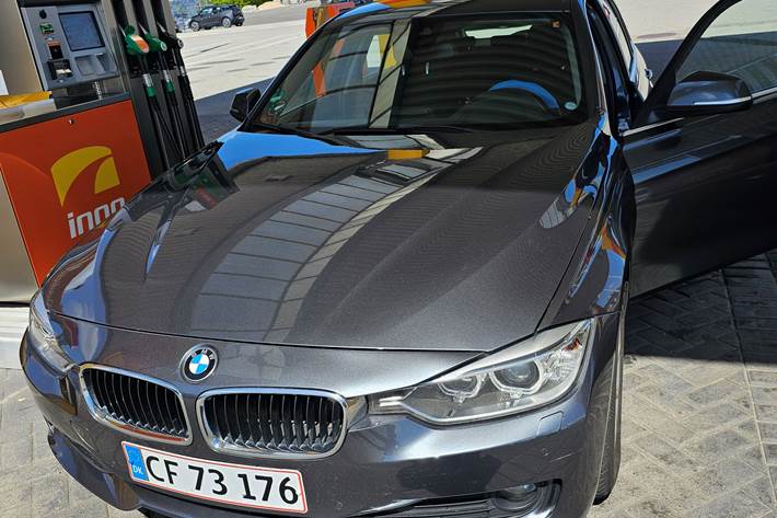 Grå BMW 318 fra 2015