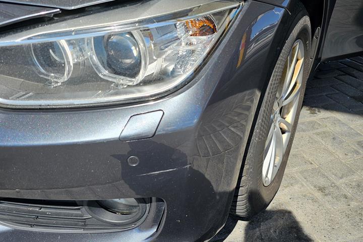 Grå BMW 318 fra 2015