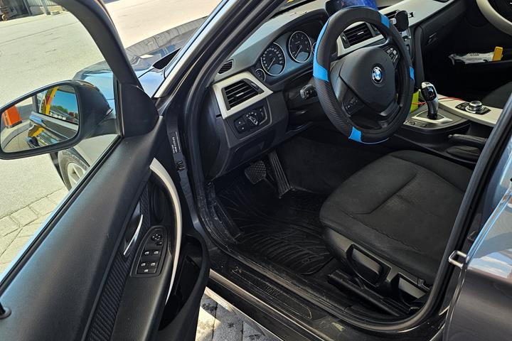 Grå BMW 318 fra 2015