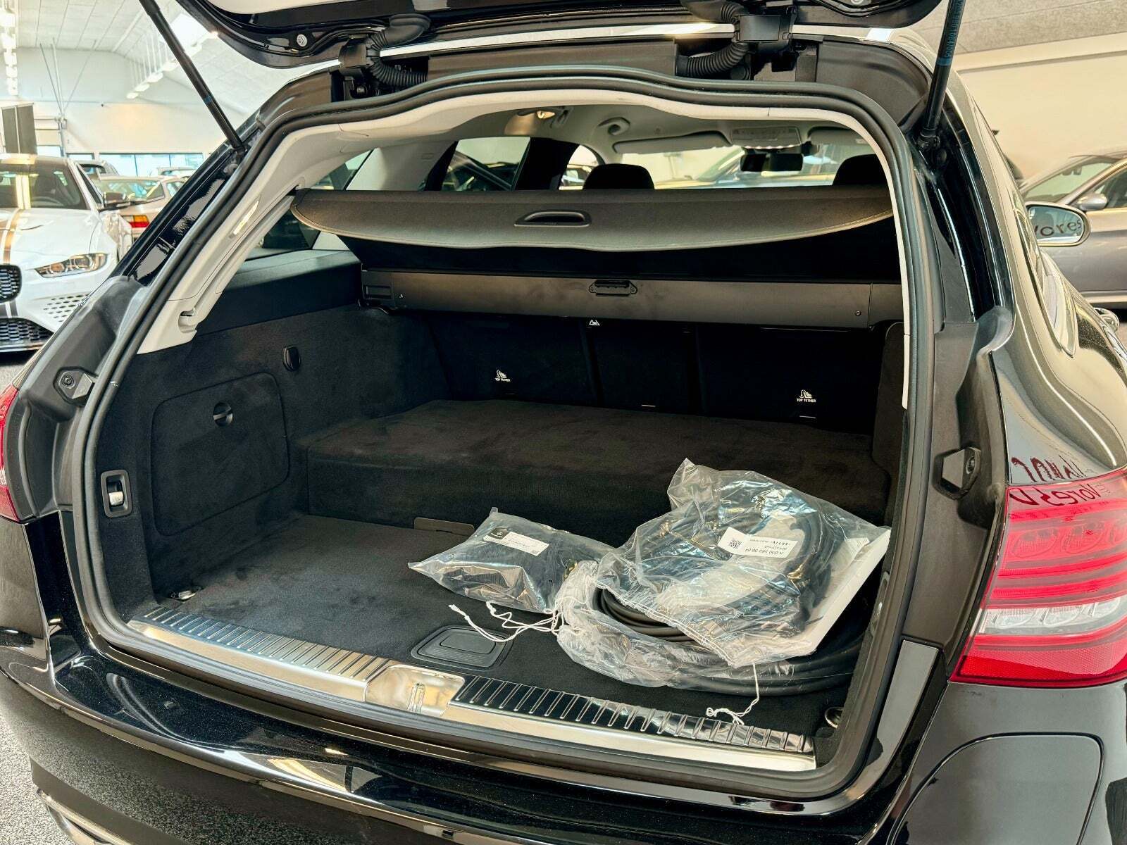 Sort Mercedes C300 de fra 2021