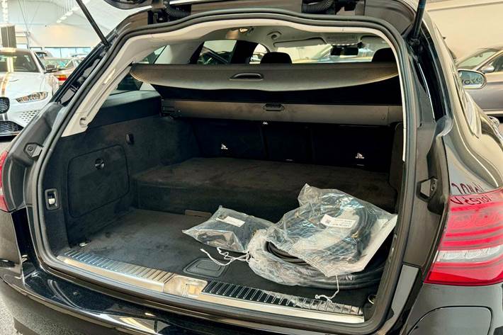 Sort Mercedes C300 de fra 2021