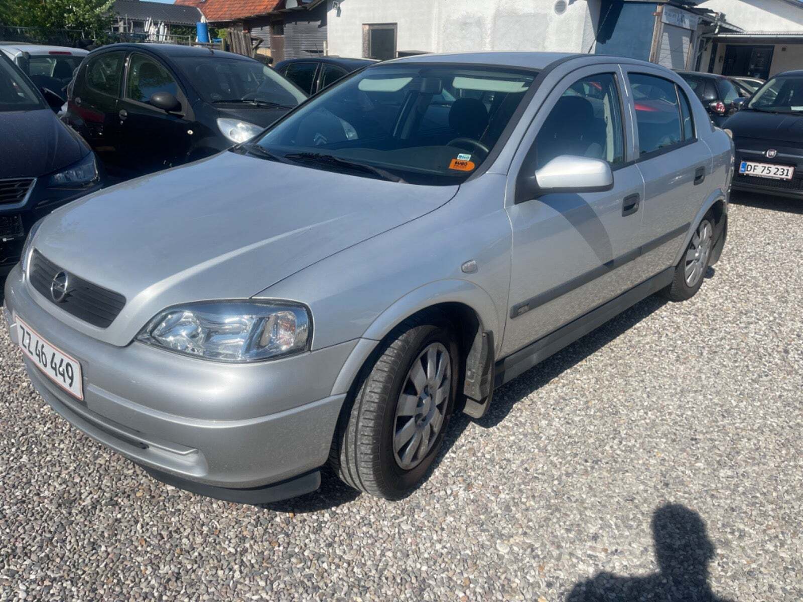 Grå Opel Astra fra 2003