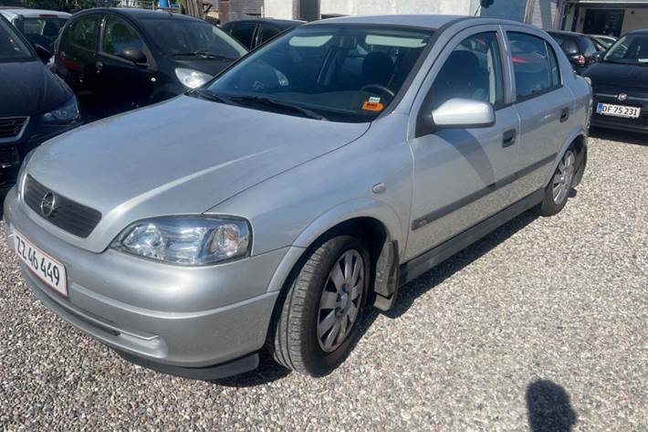 Grå Opel Astra fra 2003