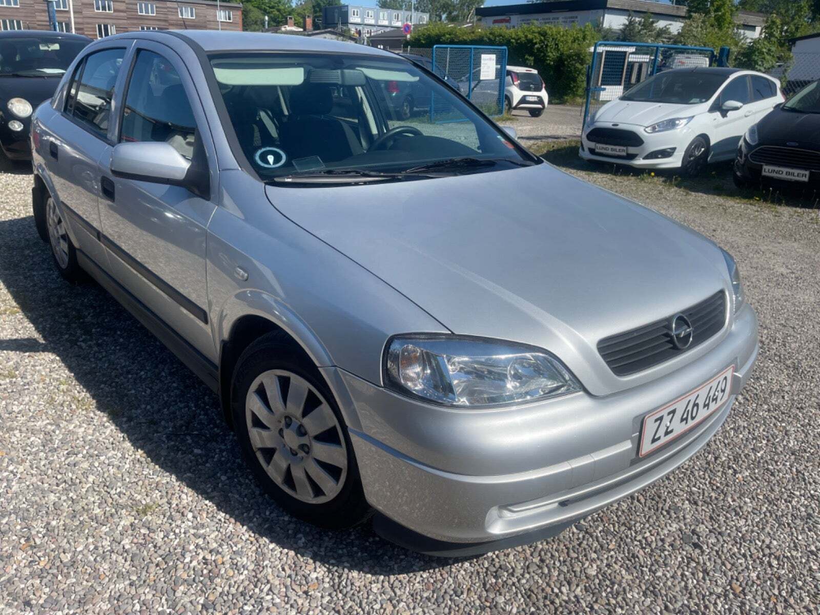 Grå Opel Astra fra 2003