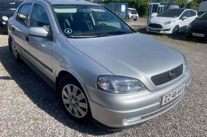 Grå Opel Astra fra 2003