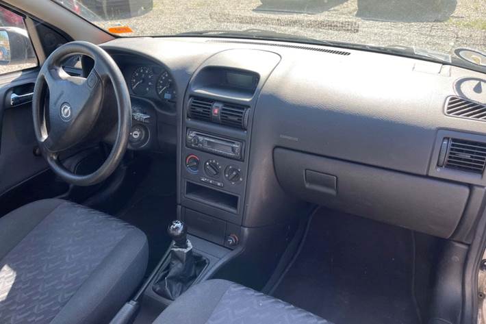 Grå Opel Astra fra 2003