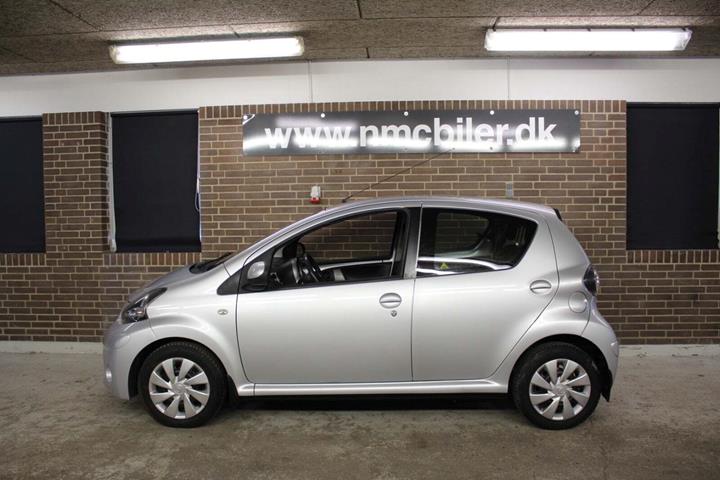 Sølv Toyota Aygo fra 2012