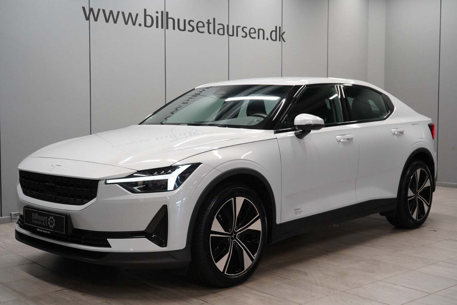 Hvid Polestar 2 fra 2023 set udefra