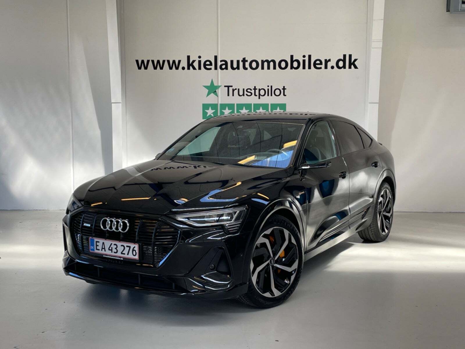 Sort Audi e-tron fra 2021 set udefra