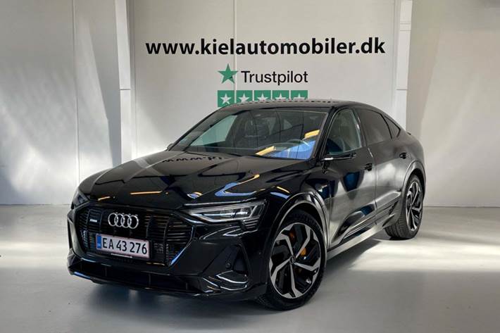 Sort Audi e-tron fra 2021 set udefra
