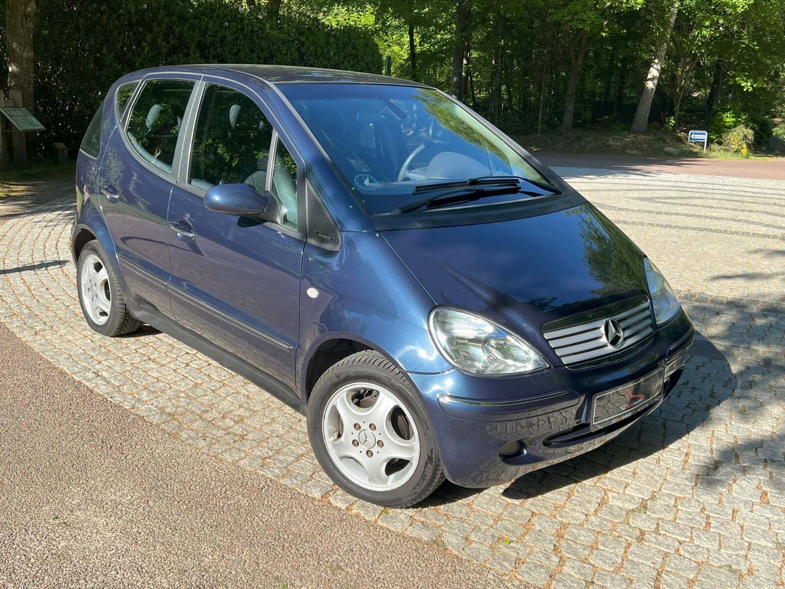 Blå Mercedes A160 fra 2002 set udefra
