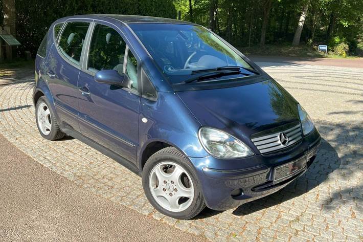 Blå Mercedes A160 fra 2002 set udefra