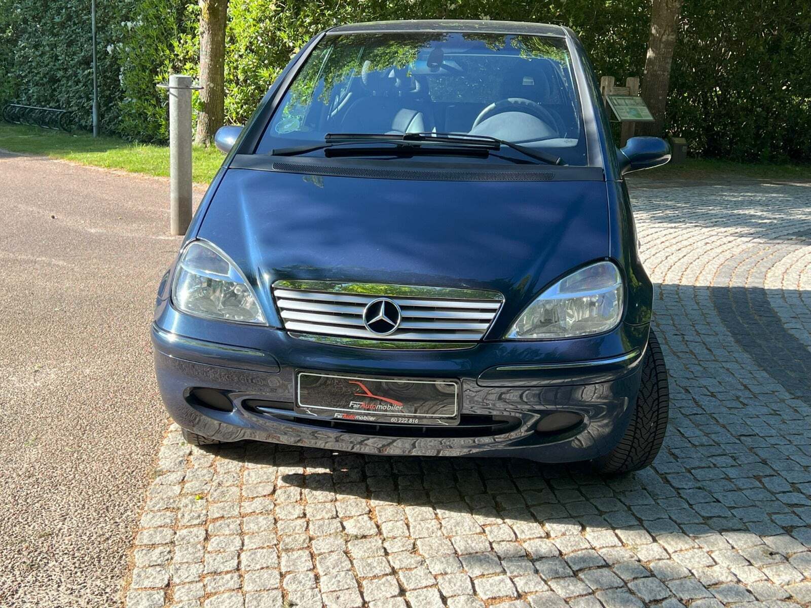Blå Mercedes A160 fra 2002 set udefra
