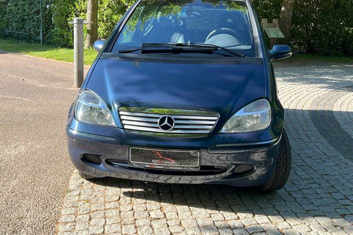 Blå Mercedes A160 fra 2002 set udefra