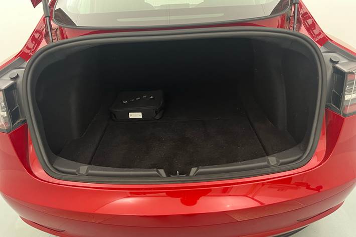 Rød Tesla Model 3 fra 2021