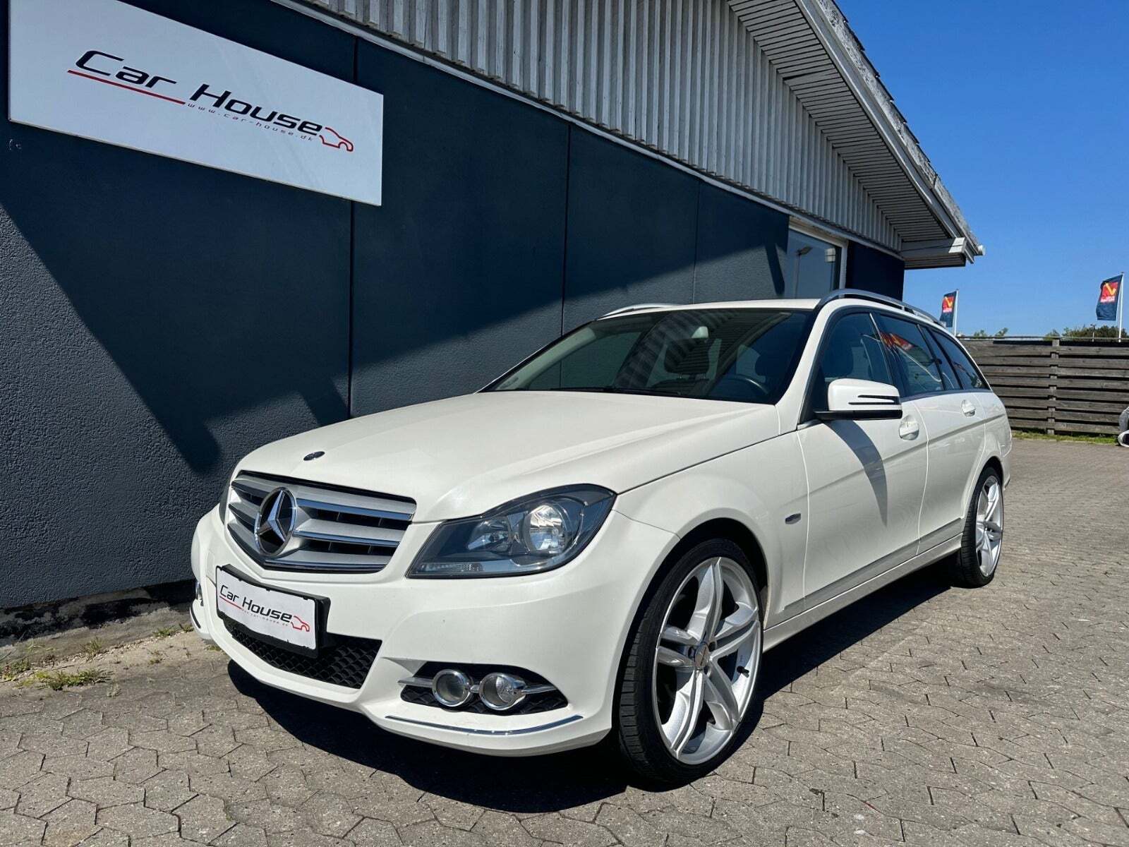 Hvid Mercedes C220 fra 2014 set udefra