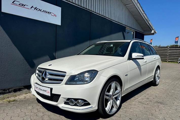 Hvid Mercedes C220 fra 2014 set udefra